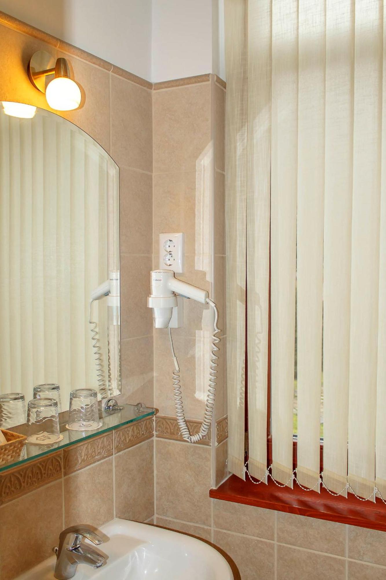 Pannon Hotel Bejelentkezes 20 Oraig, Check-In Until 20 O'Clock, Einchecken Bis 20 Uhr Mohacs Ngoại thất bức ảnh