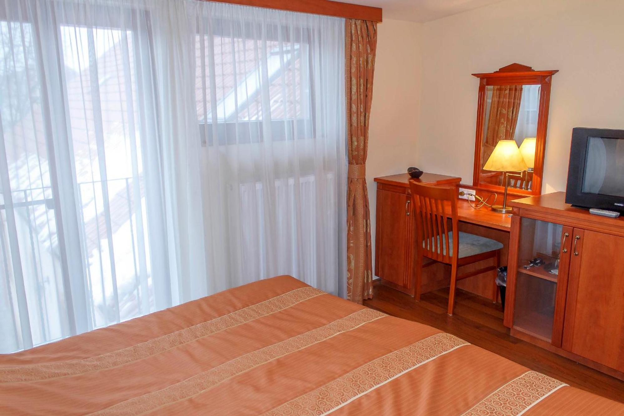 Pannon Hotel Bejelentkezes 20 Oraig, Check-In Until 20 O'Clock, Einchecken Bis 20 Uhr Mohacs Ngoại thất bức ảnh